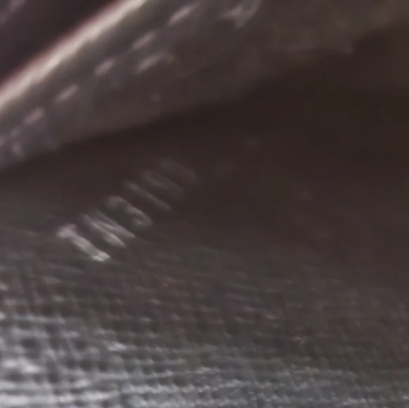 LOUIS VUITTON Epi Twist Wallet - Picture 3 of 11